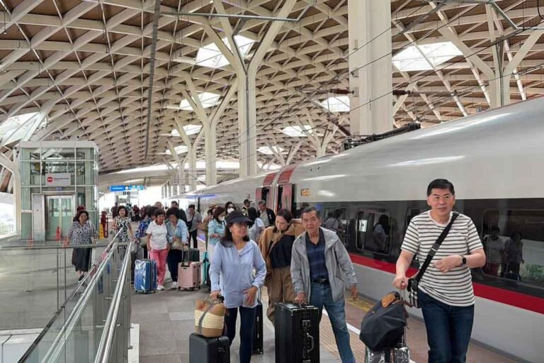 Promo Isra Miraj Diserbu, Kereta Whoosh Dipadati Penumpang dari Halim