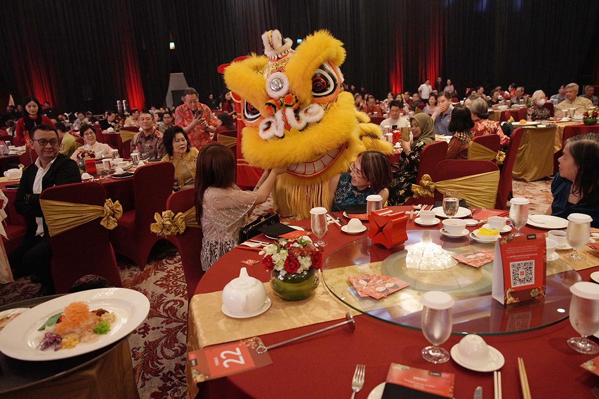 Koleksi Jie Karya Sebastian Gunawan Hidupkan DBS Spring Festival 2026