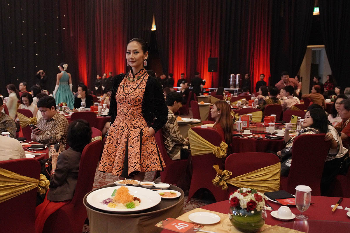 Koleksi Jie Karya Sebastian Gunawan Hidupkan DBS Spring Festival 2026