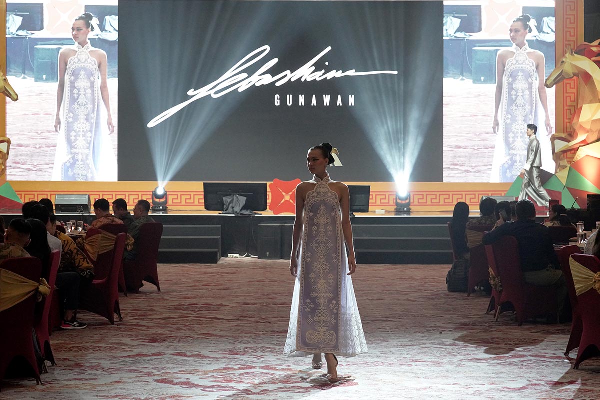 Koleksi Jie Karya Sebastian Gunawan Hidupkan DBS Spring Festival 2026