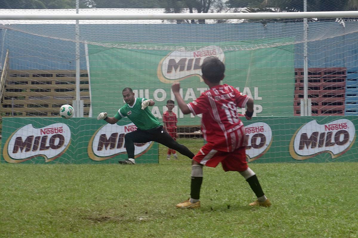 Penjaga Gawang Persija Berbagi Ilmu di MILO National Championship
