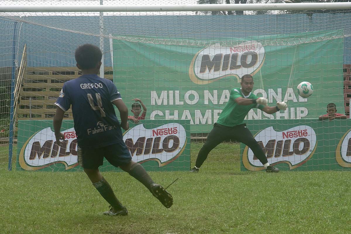 Penjaga Gawang Persija Berbagi Ilmu di MILO National Championship
