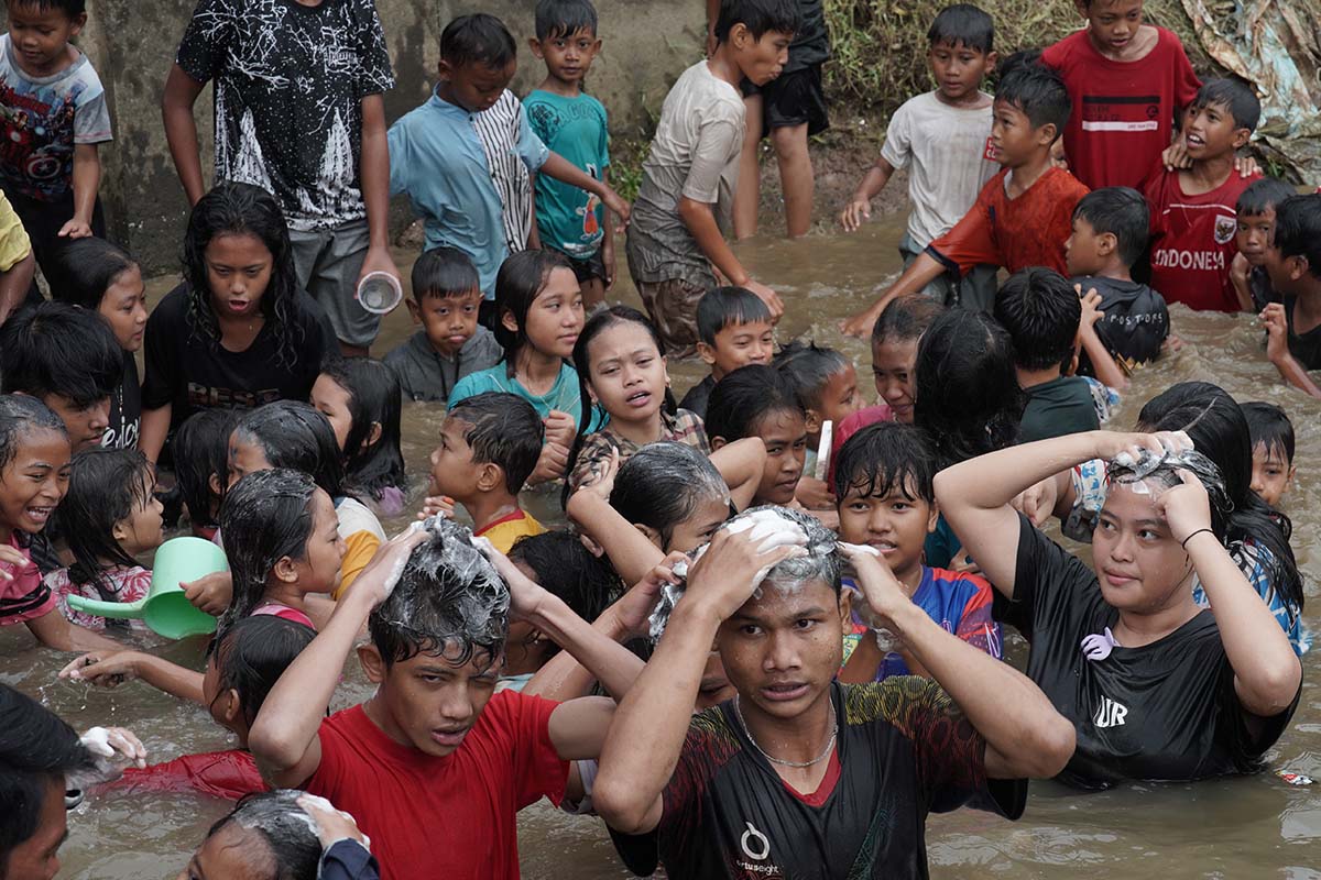 Sambut Ramadan, Warga Babakan Keramas Bareng di Sungai Cisadane