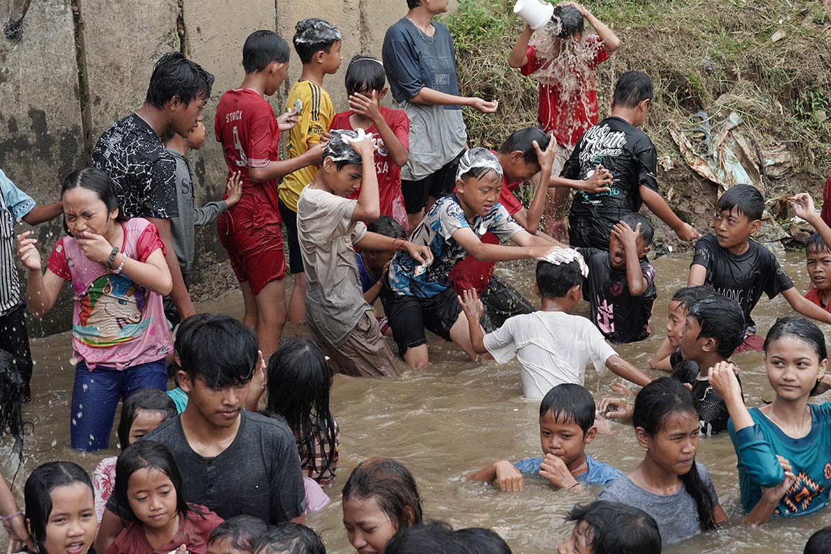 Sambut Ramadan, Warga Babakan Keramas Bareng di Sungai Cisadane