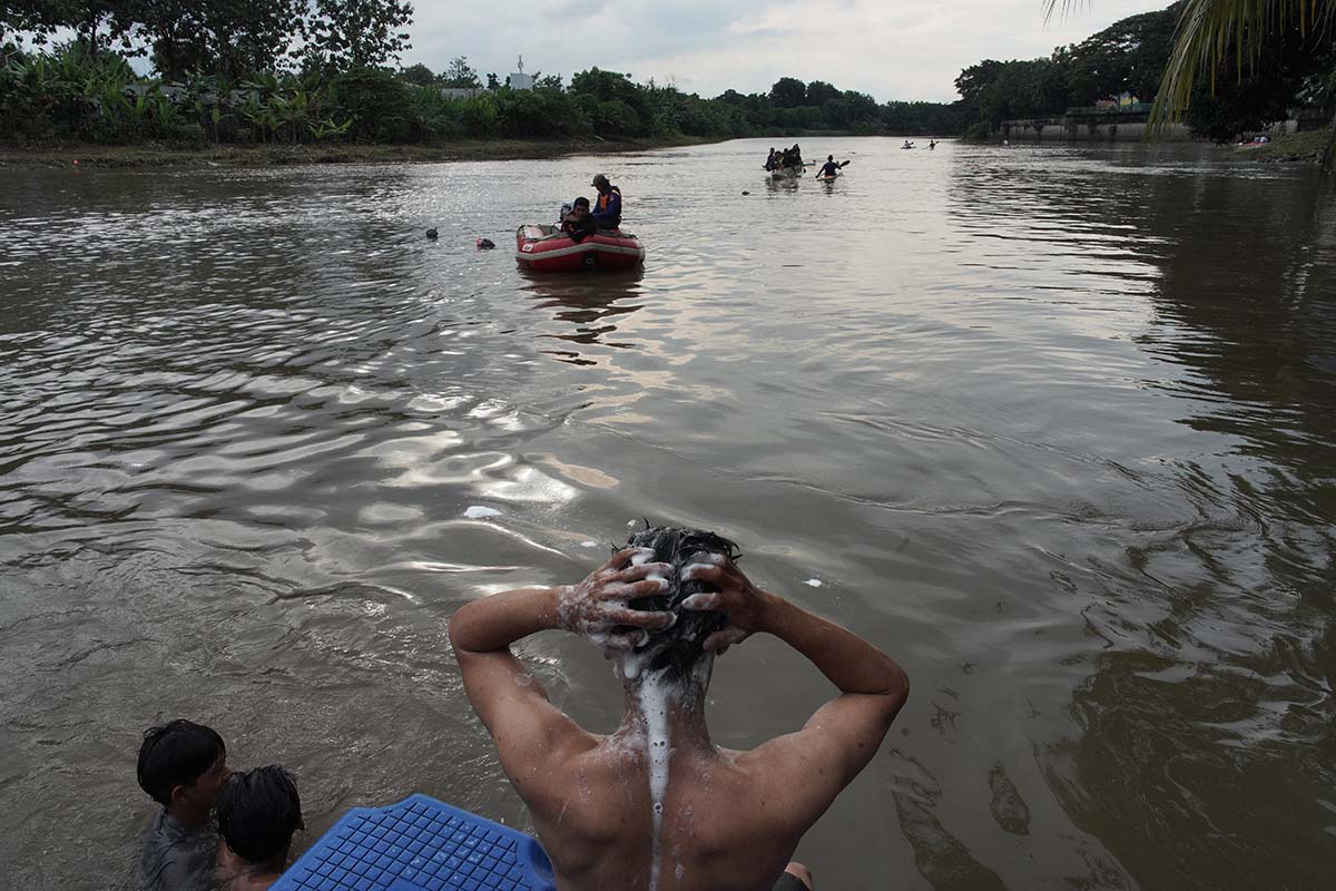 Sambut Ramadan, Warga Babakan Keramas Bareng di Sungai Cisadane