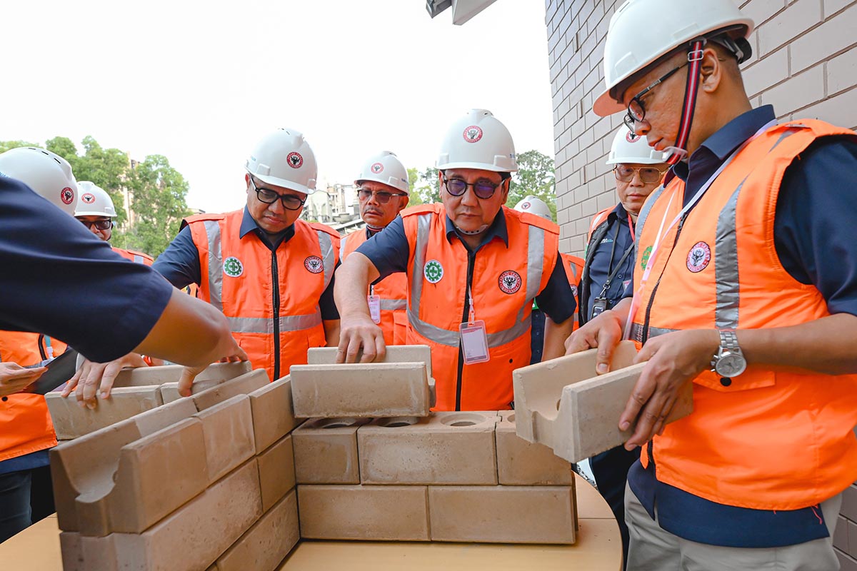 SIG Kirim 36.000 Bata, Huntap Korban Banjir Padang Dikebut