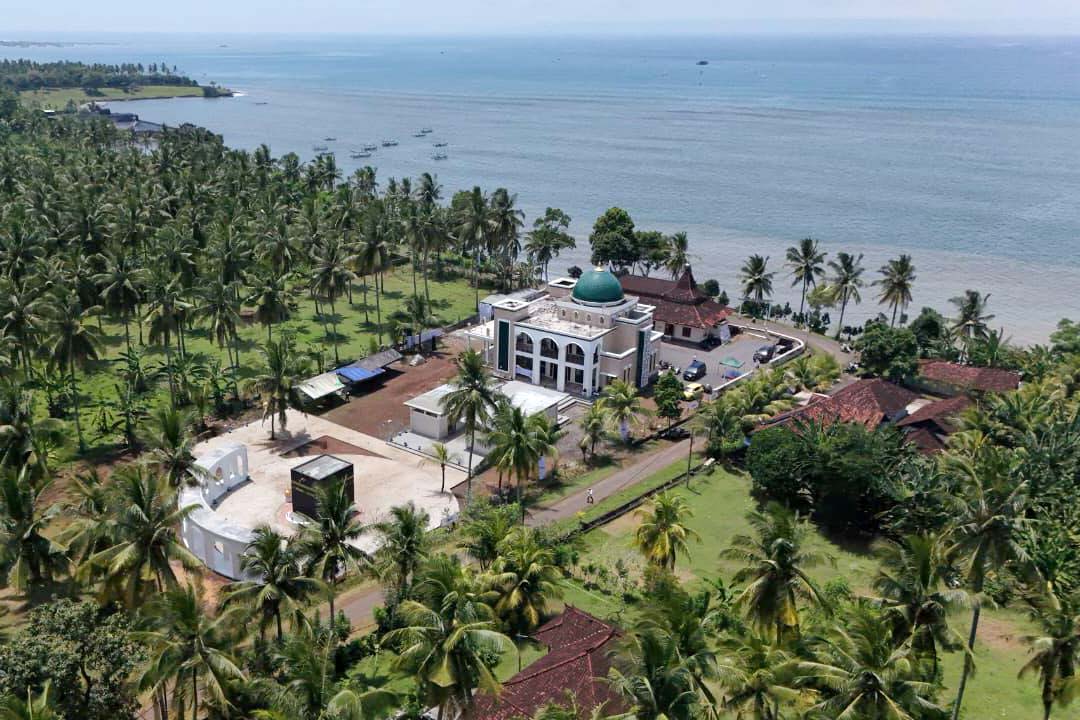Berdiri di Tepi Laut, Masjid Pantai Bali Tawarkan Sunset dan Miniatur Ka’bah
