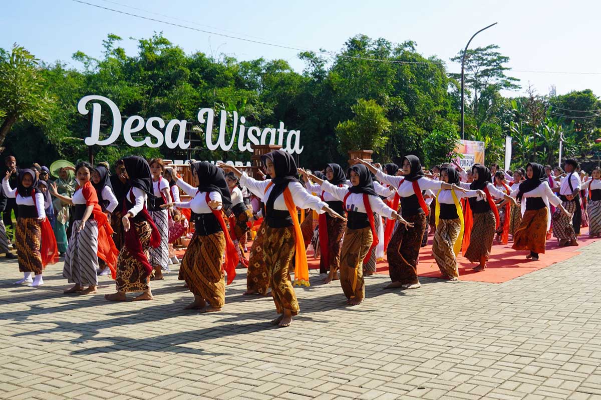 Unik, Warga Desa Pesanggrahan Bayar PBB Pakai Bambu, Hasilnya Fantastis