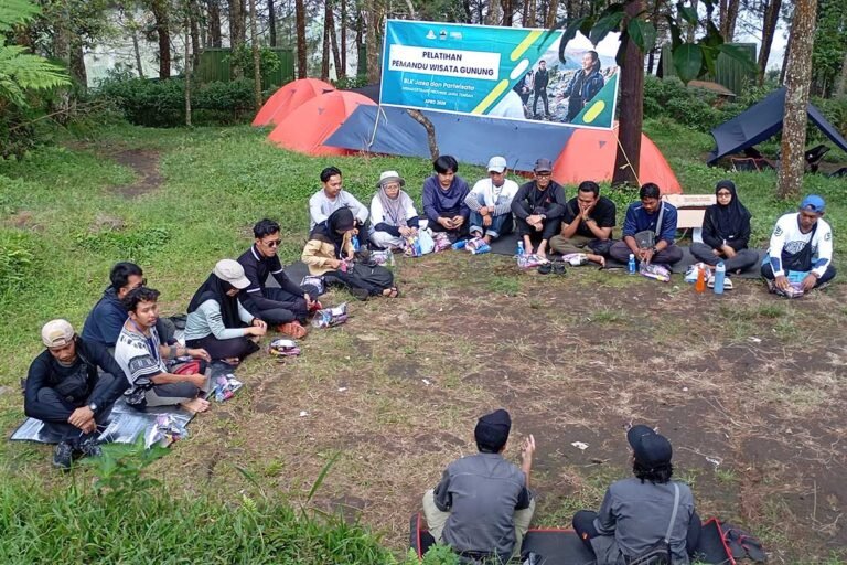 Wisata Alam Naik Daun, Jateng Butuh Banyak Pemandu Gunung Profesional