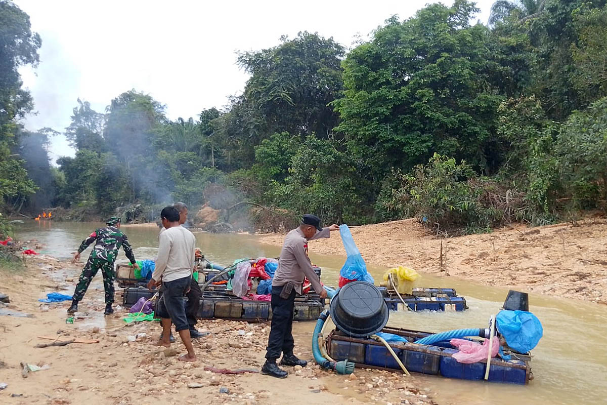 Polisi dan TNI Kompak, Tambang Emas Ilegal di Hulu Kuantan Disikat