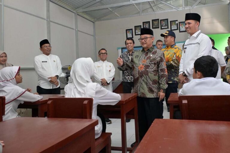 Sempat Lumpuh karena Banjir, Kini 26 Ruang Kelas Darurat telah Berdiri