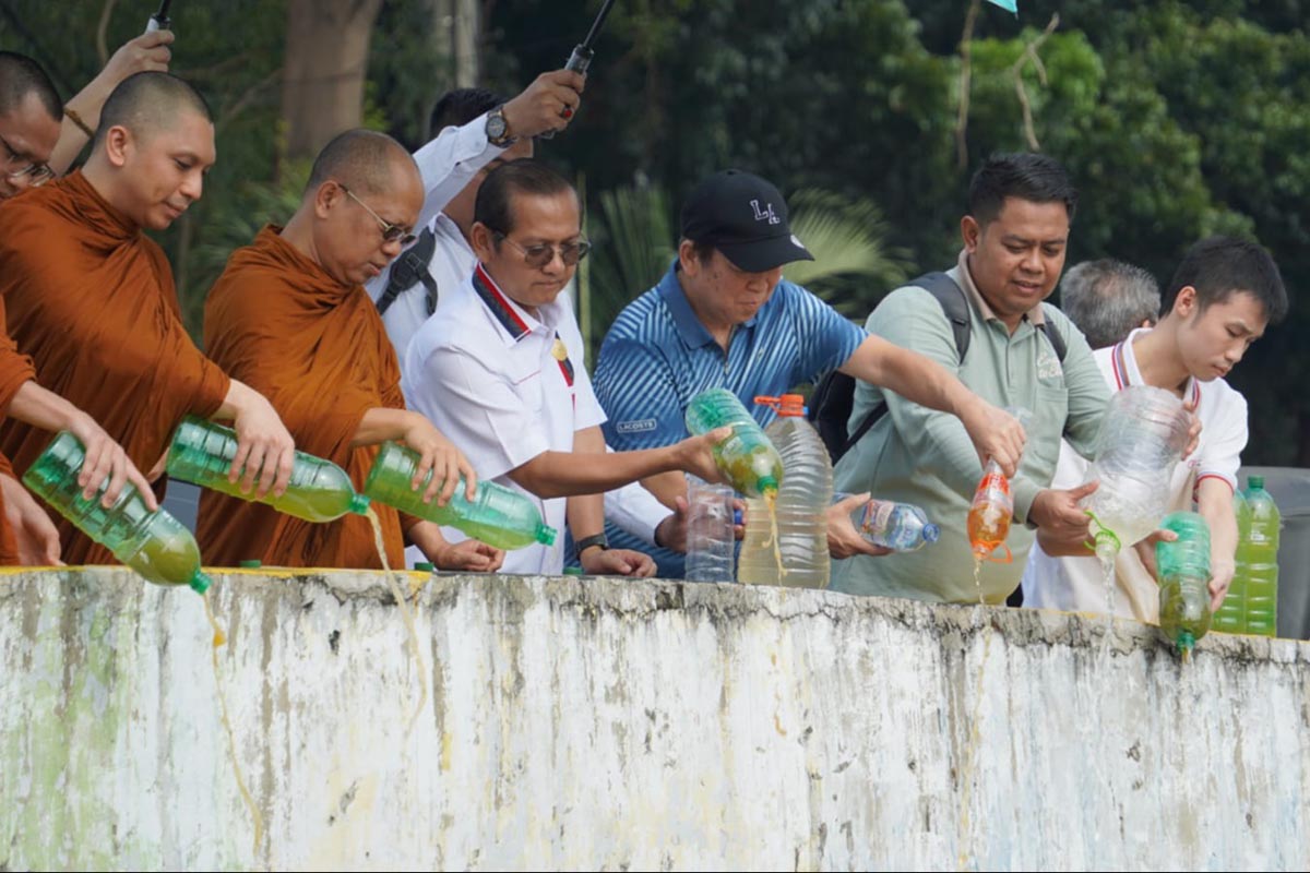 Peduli Lingkungan, Umat Buddha Tuang Ribuan Liter Eco Enzyme ke Sungai Sunter