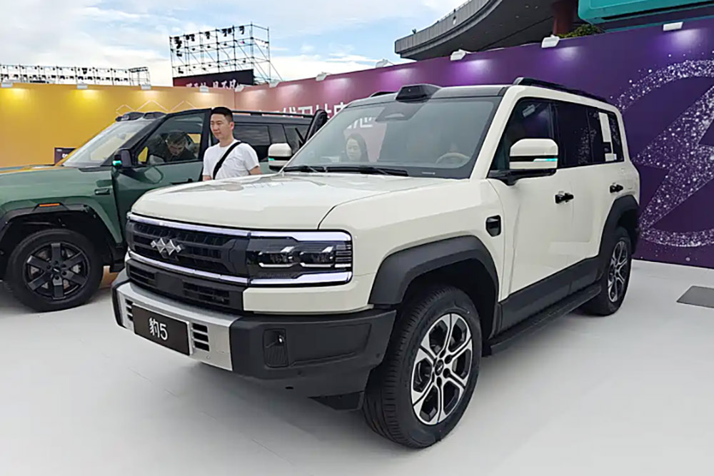 Denza B5 dan B8 Mengaspal, Teknologi Baru BYD Bikin SUV Makin Gahar