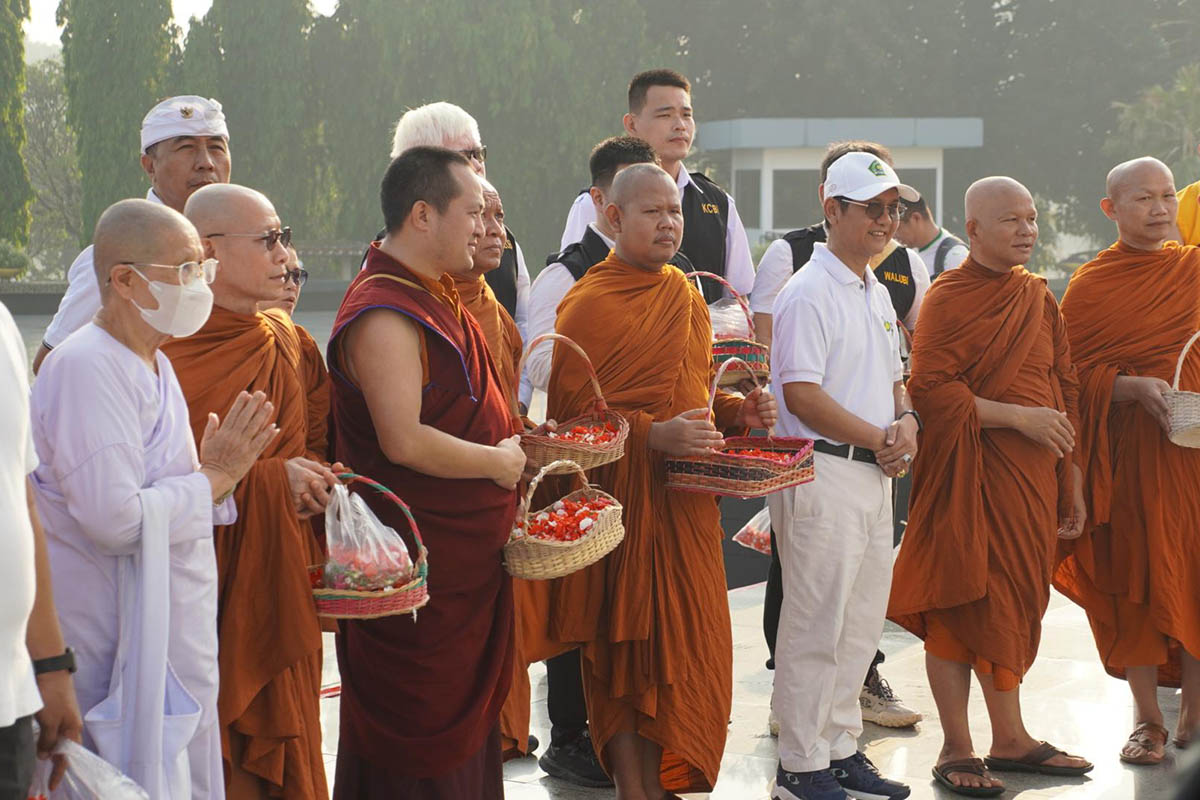 Aksi Mulia Jelang Waisak, Umat Buddha Rawat Makam Pahlawan