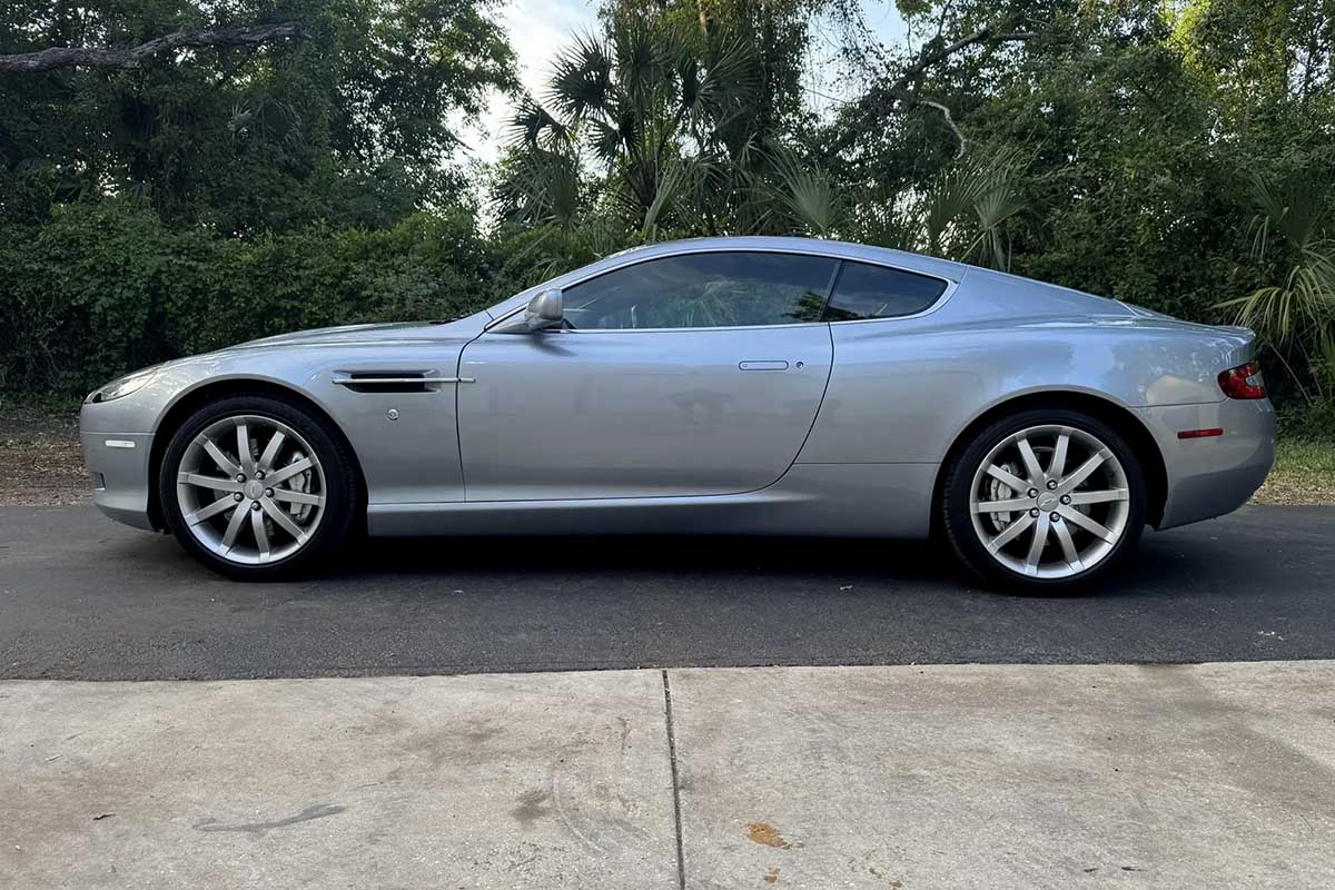 Aston Martin DB9 Bekas Disulap Jadi Mobil 007 Ala James Bond