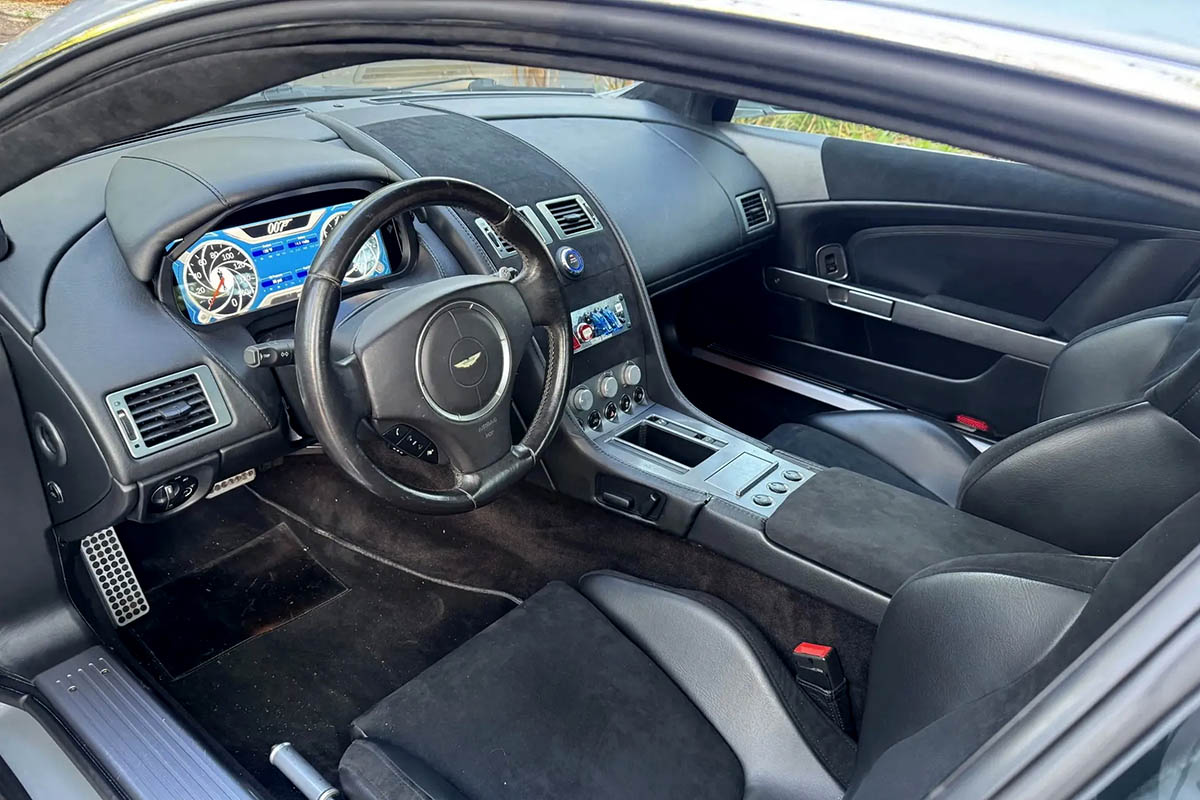 Aston Martin DB9 Bekas Disulap Jadi Mobil 007 Ala James Bond