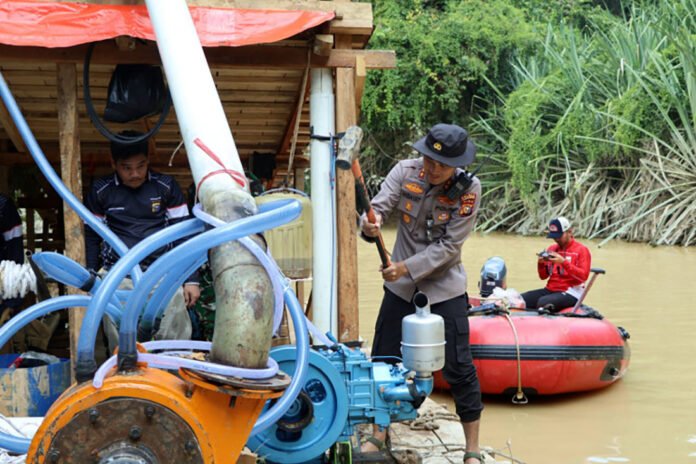 Ratusan Rakit Tambang Emas Ilegal Dimusnahkan, Pelaku Kabur Saat Razia