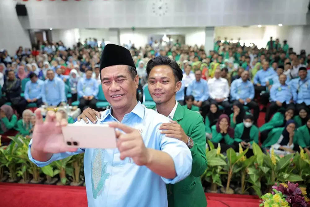 Mahasiswa Suarakan Petani, Mentan Amran Langsung Kirim Hand Tractor