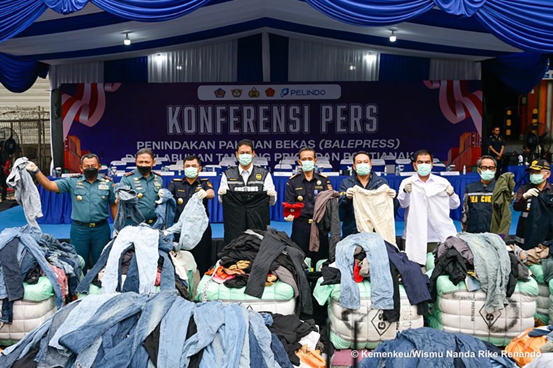 Ribuan Bal Pakaian Bekas Impor Ilegal di Dua Provinsi Terbongkar