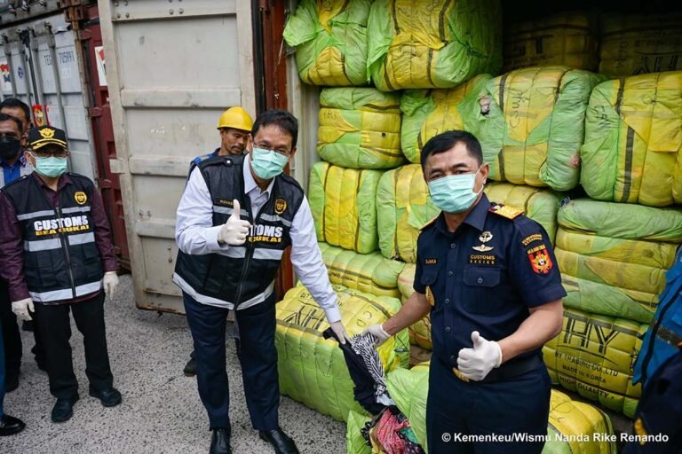 Ribuan Bal Pakaian Bekas Impor Ilegal di Dua Provinsi Terbongkar