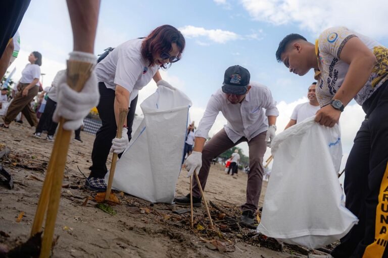 DANA dan KKP Bersihkan Pantai Bali, 317 Kg Sampah Berhasil Dikumpulkan