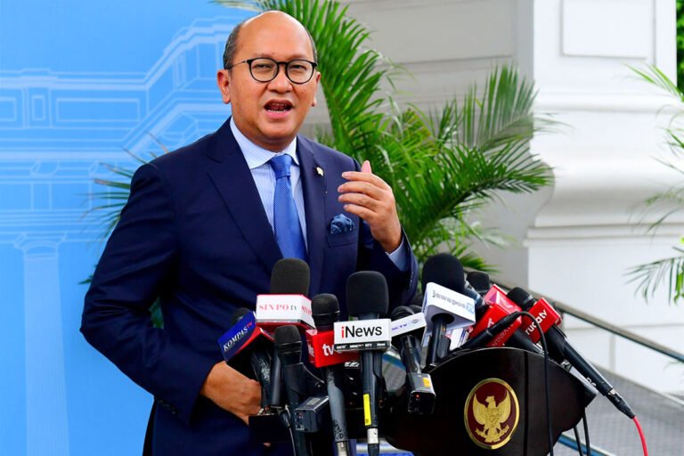 Jakarta - Menteri Investasi dan Hilirisasi sekaligus Kepala Badan Koordinasi Penanaman Modal (BKPM), Rosan Roeslani, menegaskan bahwa pemerintah kini tidak hanya mengejar besarnya nilai investasi yang masuk ke Indonesia. Menurutnya, fokus utama juga diarahkan pada kualitas investasi serta dampak yang dihasilkan bagi perekonomian nasional maupun daerah. Rosan menjelaskan, strategi investasi yang dijalankan pemerintah saat ini menitikberatkan pada percepatan realisasi proyek, penciptaan nilai tambah, dan penguatan struktur ekonomi di berbagai wilayah. “Strategi investasi kami tidak hanya semata-mata mengejar besar nominasi atau nominal, tetapi juga menargetkan bagaimana investasi yang masuk adalah investasi yang berkualitas, di saat bersamaan juga realisasi atau akselerasi implementasi, serta kontribusi terhadap penguatan ekonomi baik di daerah maupun di nasional,” kata Rosan dalam rapat bersama Komisi XII DPR RI di Jakarta, Senin (15/6). Untuk mendukung target pertumbuhan ekonomi sebesar 8 persen yang dicanangkan Presiden Prabowo Subianto, pemerintah menetapkan sasaran investasi periode 2025-2029 mencapai Rp13.032,8 triliun. Nilai tersebut meningkat sekitar 143 persen dibandingkan total realisasi investasi selama satu dekade terakhir. Meski target investasi naik secara signifikan, Rosan menegaskan pemerintah tetap mengedepankan kualitas investasi. Langkah ini dinilai penting agar proyek-proyek yang masuk dapat segera direalisasikan dan memberikan efek berganda yang lebih besar bagi perekonomian. Di tengah ketidakpastian ekonomi global, BKPM mencatat realisasi investasi pada triwulan I 2026 mencapai Rp498,8 triliun. Angka tersebut tumbuh 7,2 persen dibandingkan periode yang sama tahun lalu dan telah memenuhi 24,4 persen dari target investasi tahun 2026. Capaian tersebut juga berdampak pada penyerapan tenaga kerja. Sepanjang tiga bulan pertama tahun ini, investasi yang terealisasi berhasil menciptakan sekitar 700 ribu lapangan kerja langsung, meningkat 18,9 persen dibandingkan triwulan I 2025. Dari sisi sumber pendanaan, Penanaman Modal Dalam Negeri (PMDN) menyumbang Rp248,8 triliun atau sekitar 49,9 persen dari total investasi. Nilai itu tumbuh sekitar 6 persen secara tahunan. Sementara itu, Penanaman Modal Asing (PMA) berkontribusi sebesar Rp250 triliun atau setara 50,1 persen dari total realisasi investasi. Adapun sektor yang menjadi tujuan utama investasi meliputi industri logam dasar, sektor jasa, pertambangan, perumahan dan kawasan industri, serta transportasi, pergudangan, dan telekomunikasi. Rosan juga mengungkapkan adanya peningkatan investasi yang berbasis sumber daya alam. Pada triwulan I 2026, investasi di sektor tersebut mencapai Rp147,5 triliun atau sekitar 30 persen dari total realisasi investasi nasional. Ke depan, pemerintah akan terus mendorong masuknya investasi pada sektor-sektor strategis yang memiliki nilai tambah tinggi. Beberapa di antaranya adalah industri semikonduktor, pengembangan bioetanol, produk turunan kelapa, hingga program hilirisasi berbasis rumput laut.
