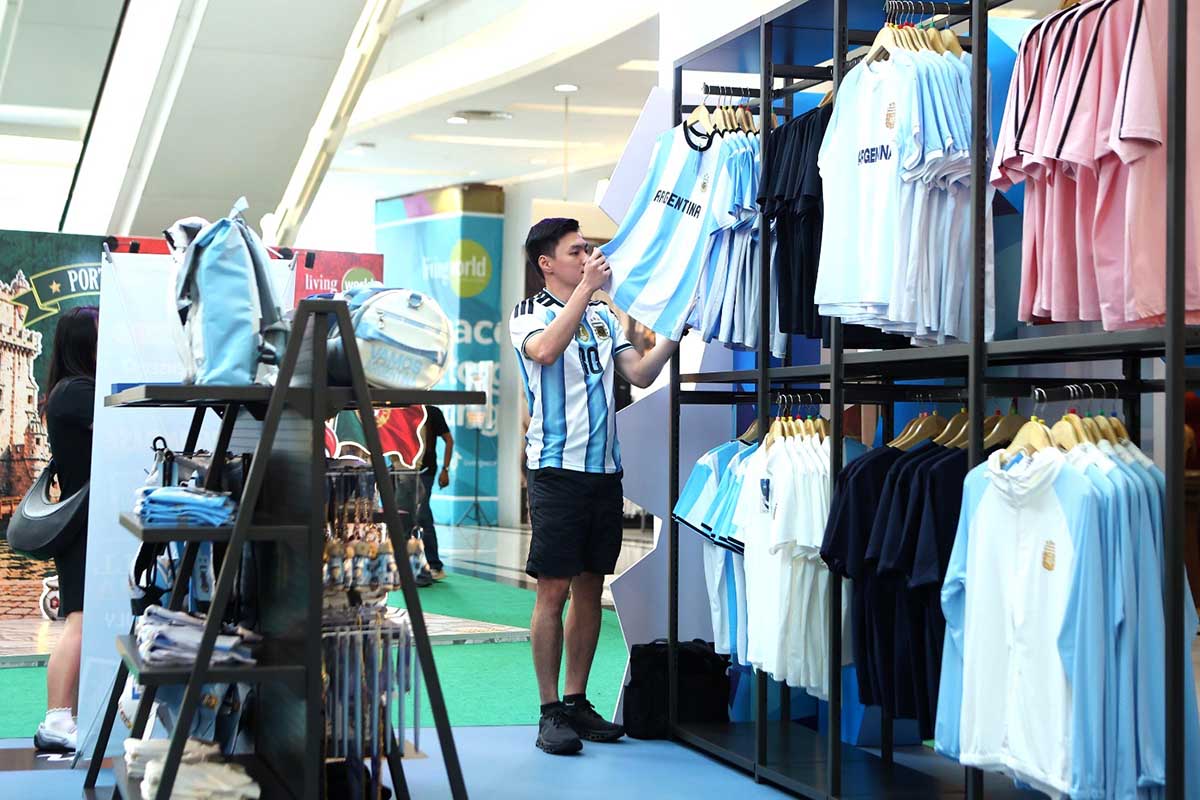 Living World Alam Sutera Sulap Atrium Jadi Arena Sepak Bola