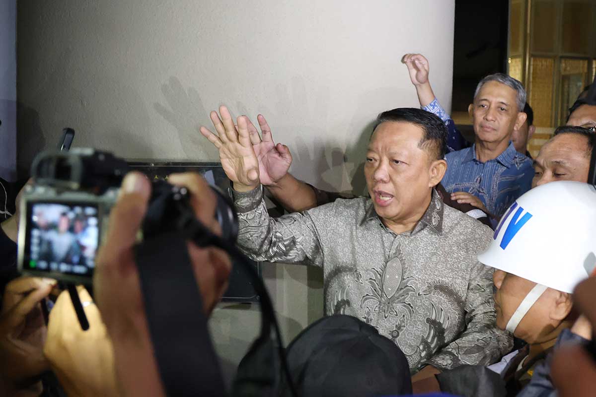 Tanpa Rompi Tahanan, Eks Jampidsus Febrie Adriansyah Resmi Ditahan