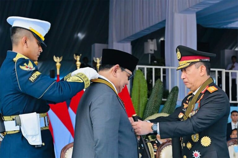 Prabowo Terima Medali Kehormatan Tertinggi Polri di HUT ke-80 Bhayangkara