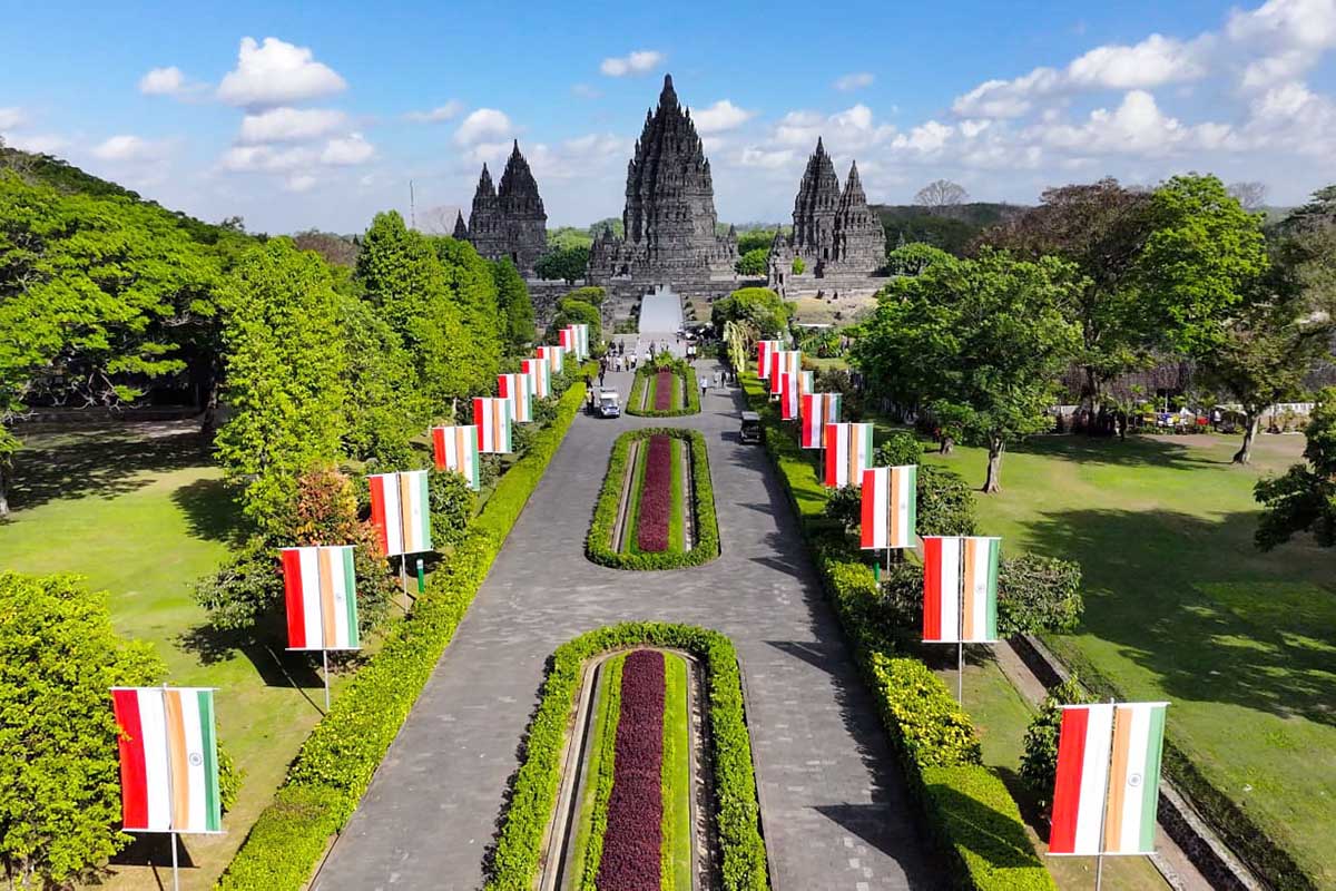 Momen Prabowo Dampingi PM Modi Menikmati Kemegahan Candi Prambanan