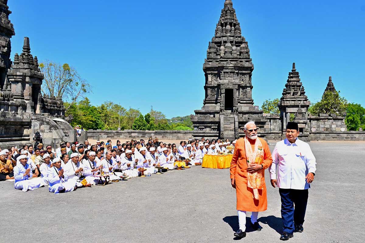 Momen Prabowo Dampingi PM Modi Menikmati Kemegahan Candi Prambanan