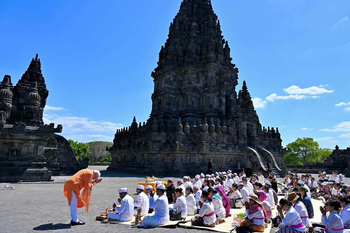 Momen Prabowo Dampingi PM Modi Menikmati Kemegahan Candi Prambanan