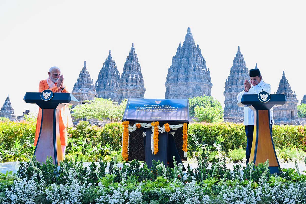Momen Prabowo Dampingi PM Modi Menikmati Kemegahan Candi Prambanan