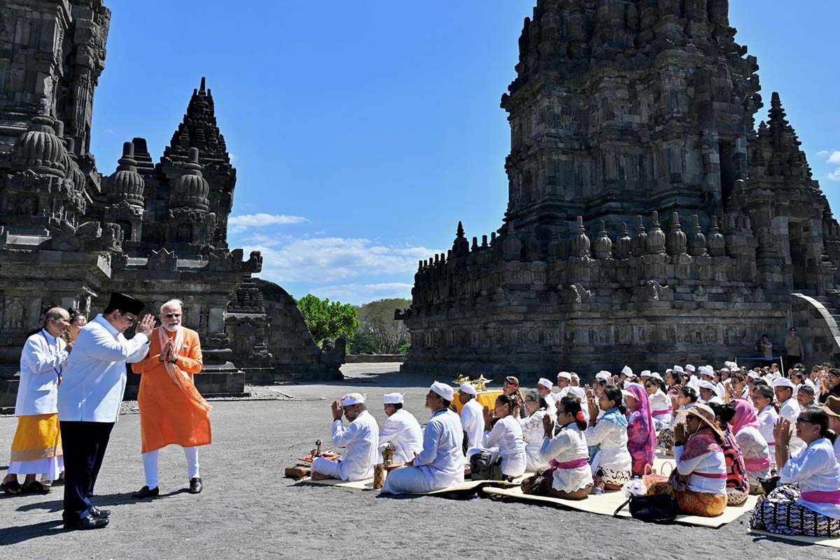 Momen Prabowo Dampingi PM Modi Menikmati Kemegahan Candi Prambanan