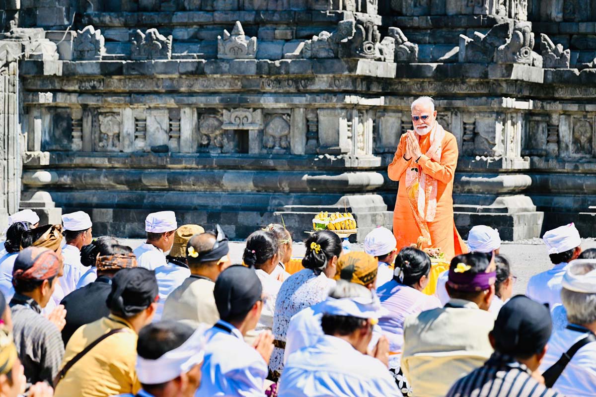 Momen Prabowo Dampingi PM Modi Menikmati Kemegahan Candi Prambanan