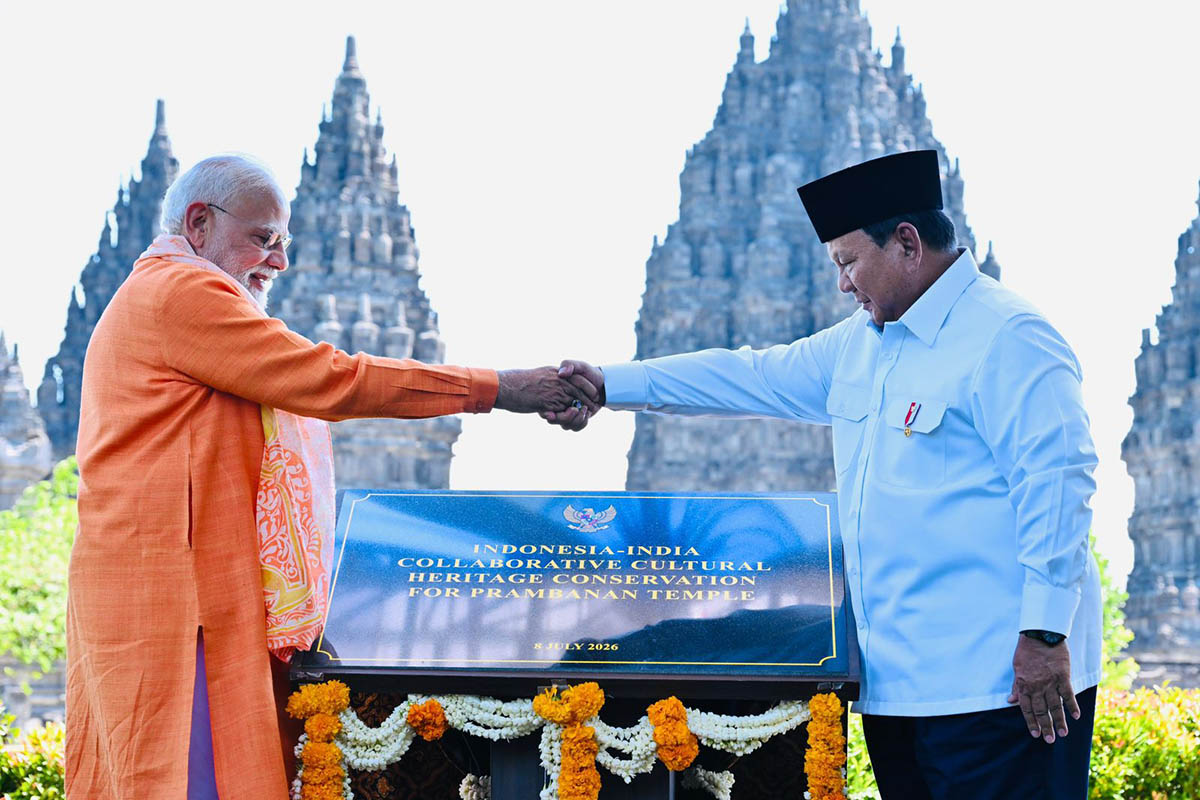Momen Prabowo Dampingi PM Modi Menikmati Kemegahan Candi Prambanan