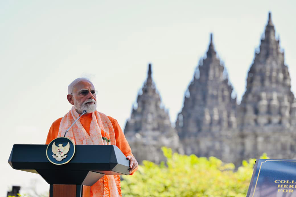 Momen Prabowo Dampingi PM Modi Menikmati Kemegahan Candi Prambanan