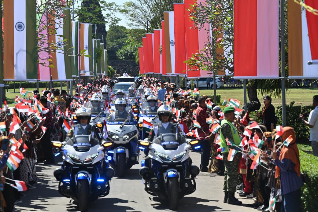 Momen Prabowo Dampingi PM Modi Menikmati Kemegahan Candi Prambanan