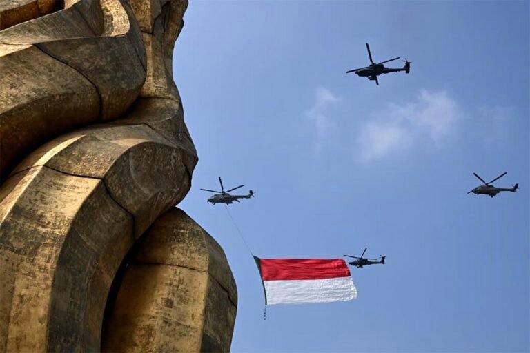Victory Jump Kopassus Meriahkan HUT RI ke-81, 17 Penerjun Tampilkan Aksi Spektakuler