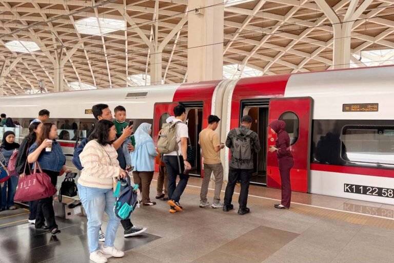 Libur HUT RI Bikin Whoosh Penuh, 45 Ribu Penumpang Tembus dalam Dua Hari