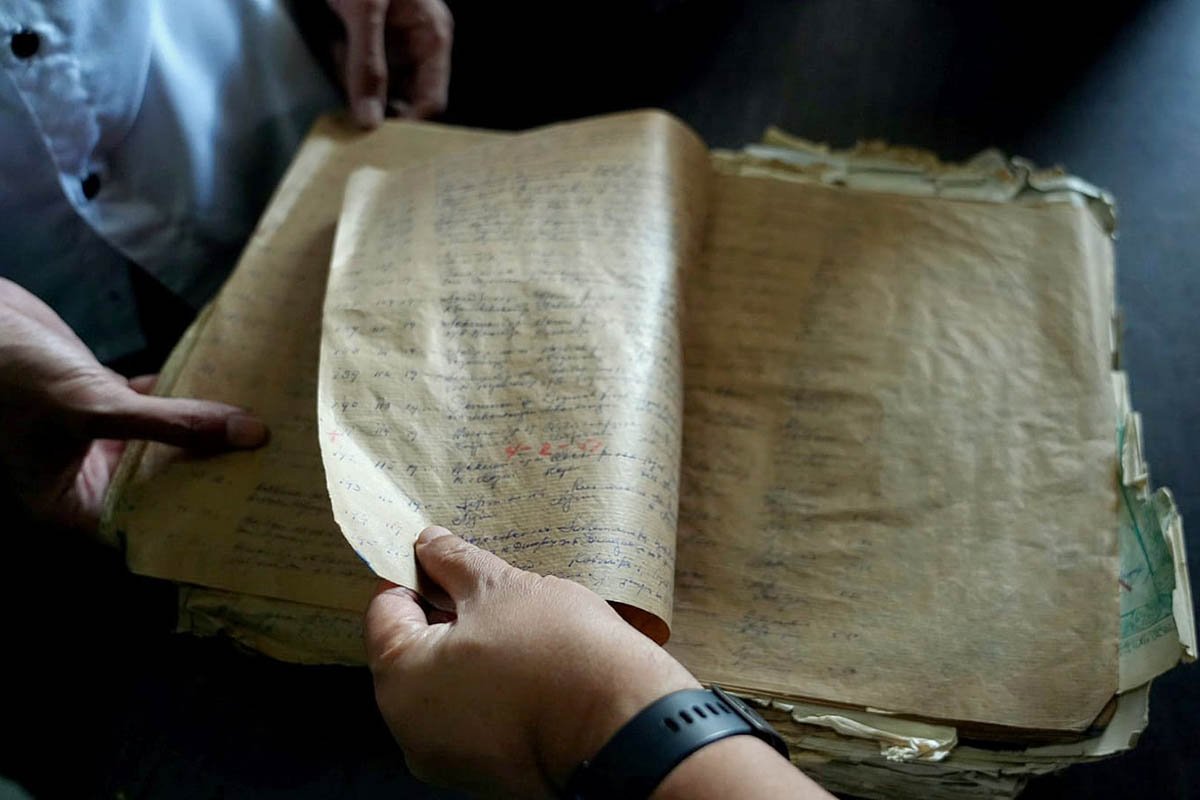 Dokumen Nikah Tahun 1910 Masih Tersimpan di KUA Kediri, Tulisan Aksara Jawa Bikin Penasaran