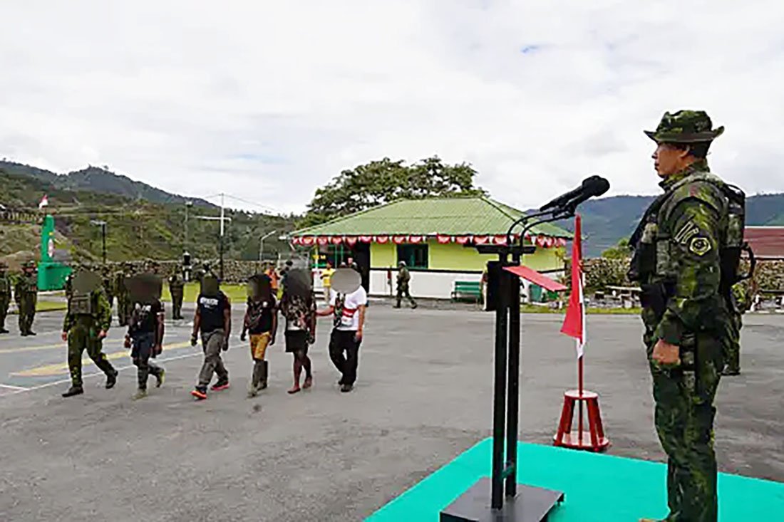 Momen 4 Anggota OPM Puncak Jaya Cium Merah Putih dan Serahkan Senjata