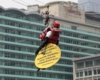 Bentangkan Spanduk Raksasa, Greenpeace Singgung Krisis Iklim dan Biaya Hidup