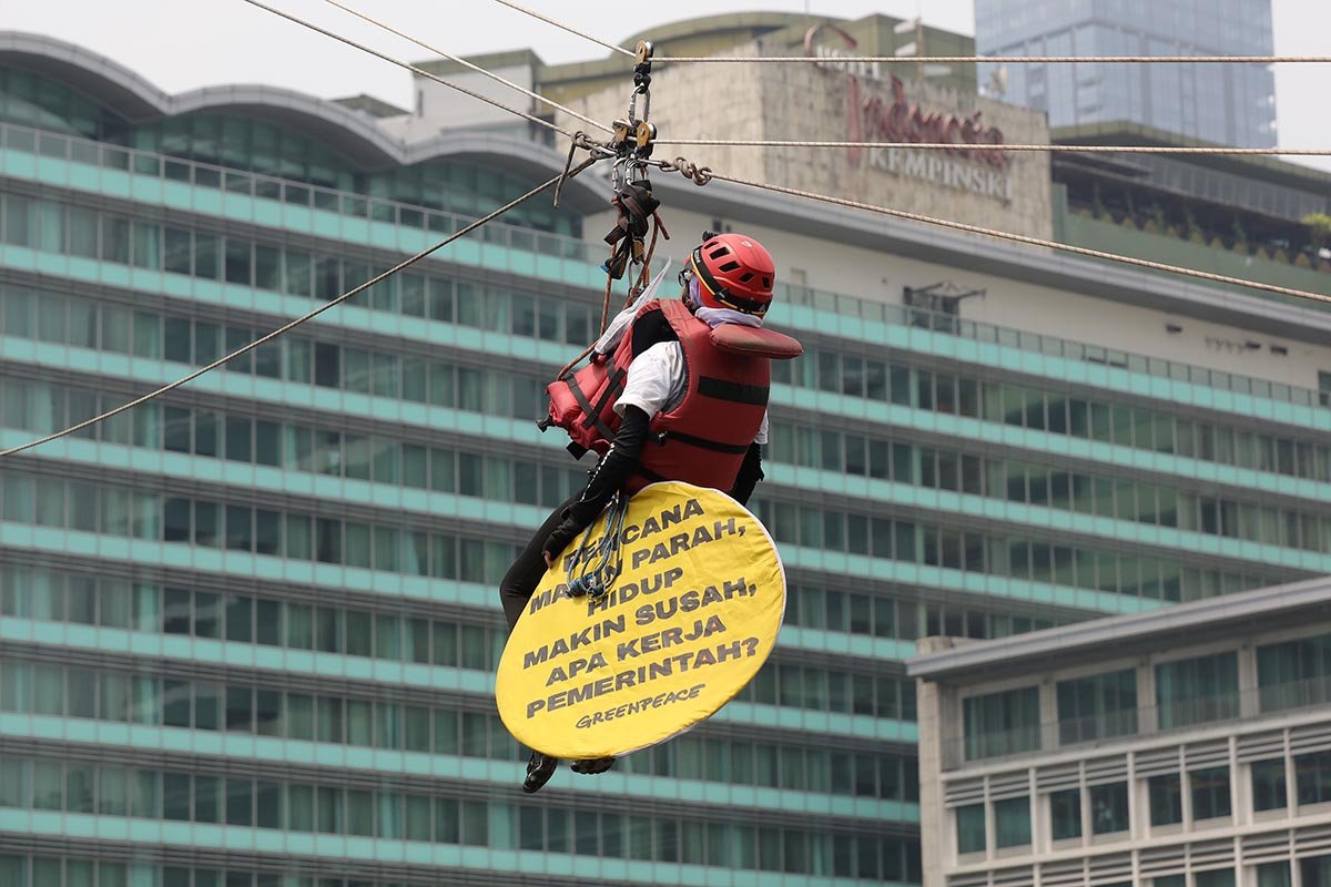 Bentangkan Spanduk Raksasa, Greenpeace Singgung Krisis Iklim dan Biaya Hidup