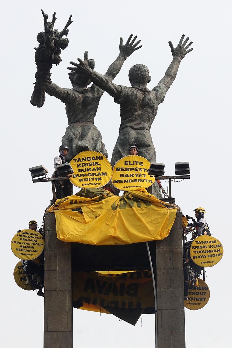 Bentangkan Spanduk Raksasa, Greenpeace Singgung Krisis Iklim dan Biaya Hidup
