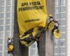 Bentangkan Spanduk Raksasa, Greenpeace Singgung Krisis Iklim dan Biaya Hidup