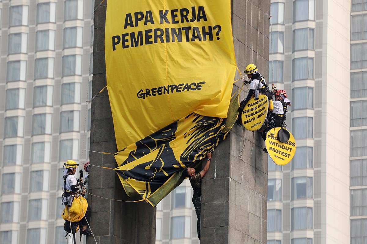 Bentangkan Spanduk Raksasa, Greenpeace Singgung Krisis Iklim dan Biaya Hidup