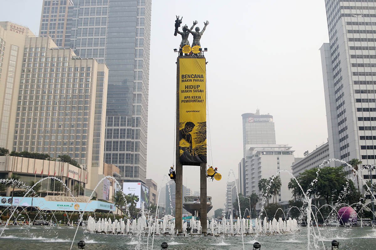 Bentangkan Spanduk Raksasa, Greenpeace Singgung Krisis Iklim dan Biaya Hidup