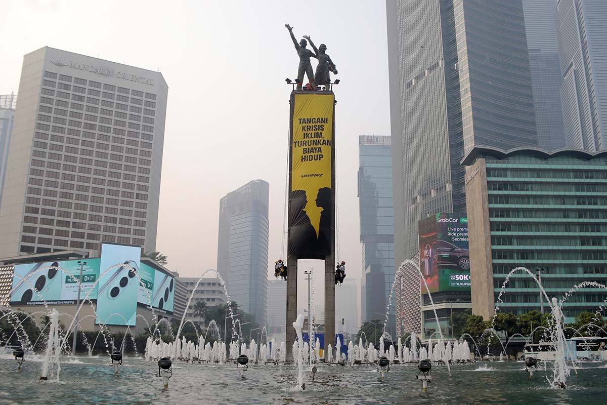 Bentangkan Spanduk Raksasa, Greenpeace Singgung Krisis Iklim dan Biaya Hidup