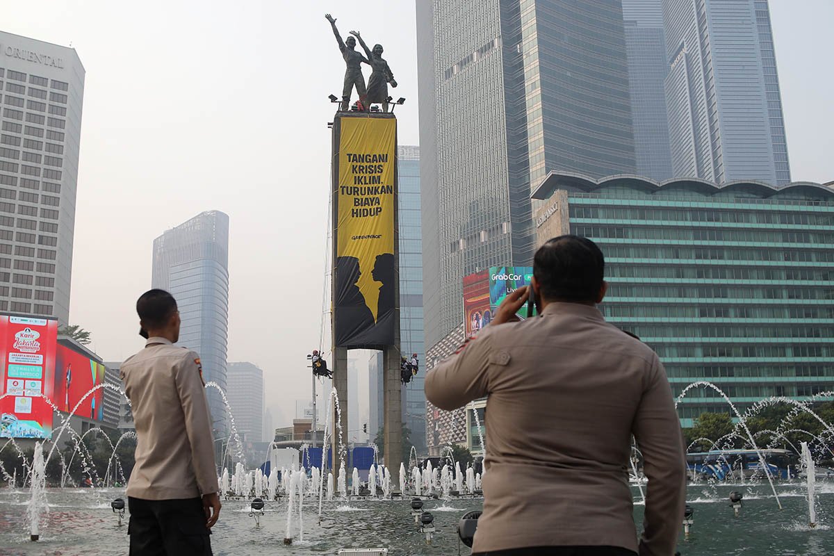 Bentangkan Spanduk Raksasa, Greenpeace Singgung Krisis Iklim dan Biaya Hidup